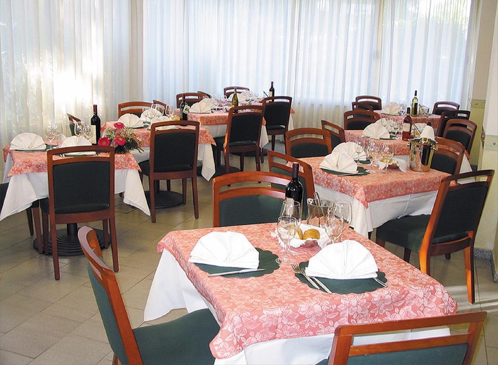Hotel Aquila D'Oro Misano Adriatico Eksteriør billede