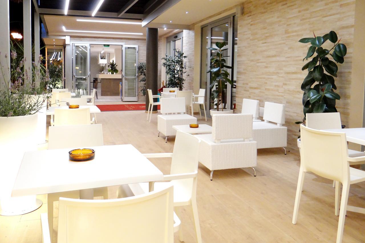 Hotel Aquila D'Oro Misano Adriatico Eksteriør billede